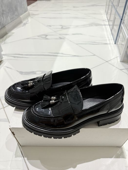 Черни лачени лоуфъри