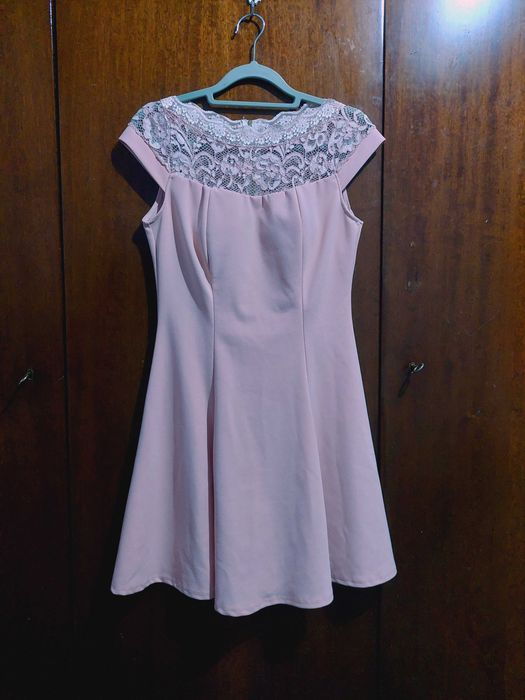 Къса розова рокля