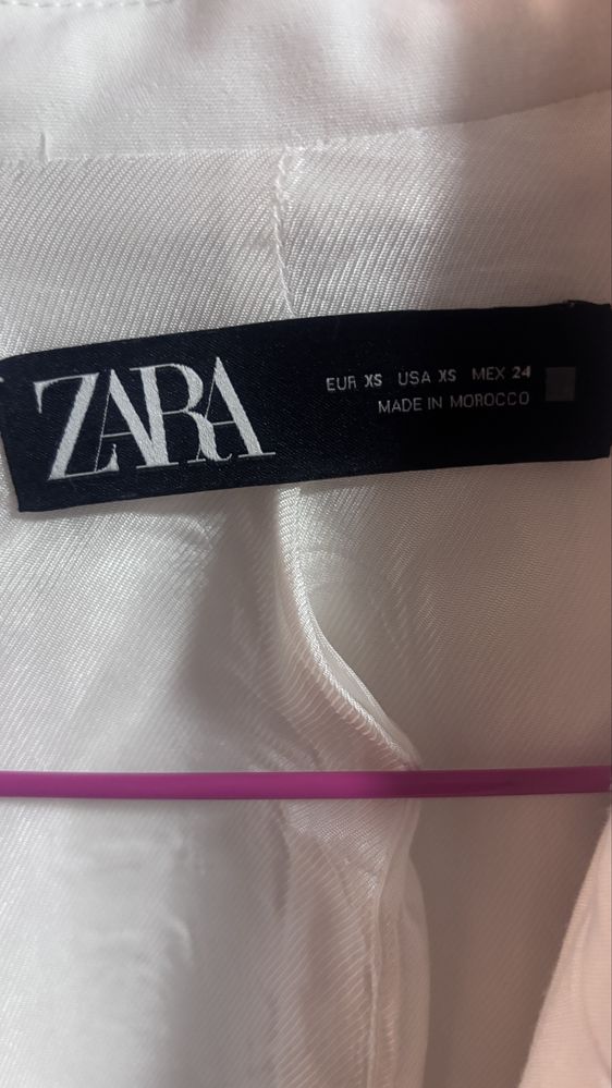 Бяло и черно сако с камъчета на Zara