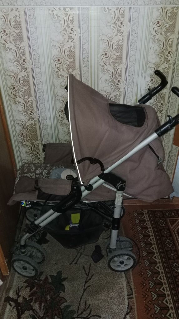 Детская коляска с четыремя положениями наклона