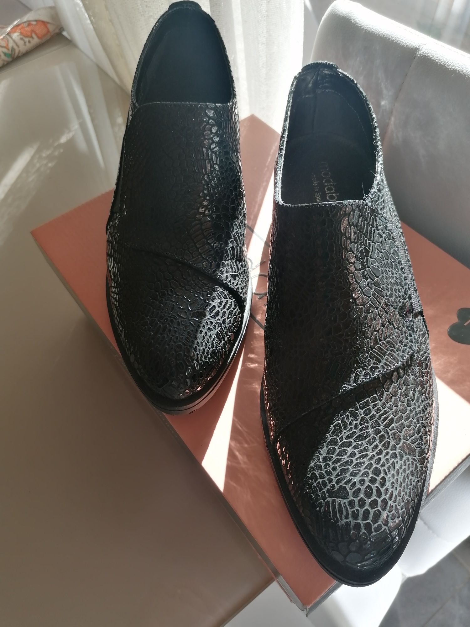 Испански обувки цвят черни от естествена кожа.