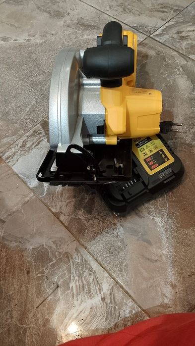 Vând circular dewalt