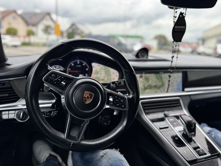 Porsche panamera 4.0D v8 // distronic // soft closs // far matrix