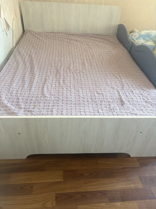 Двух спальная кроват деревянная