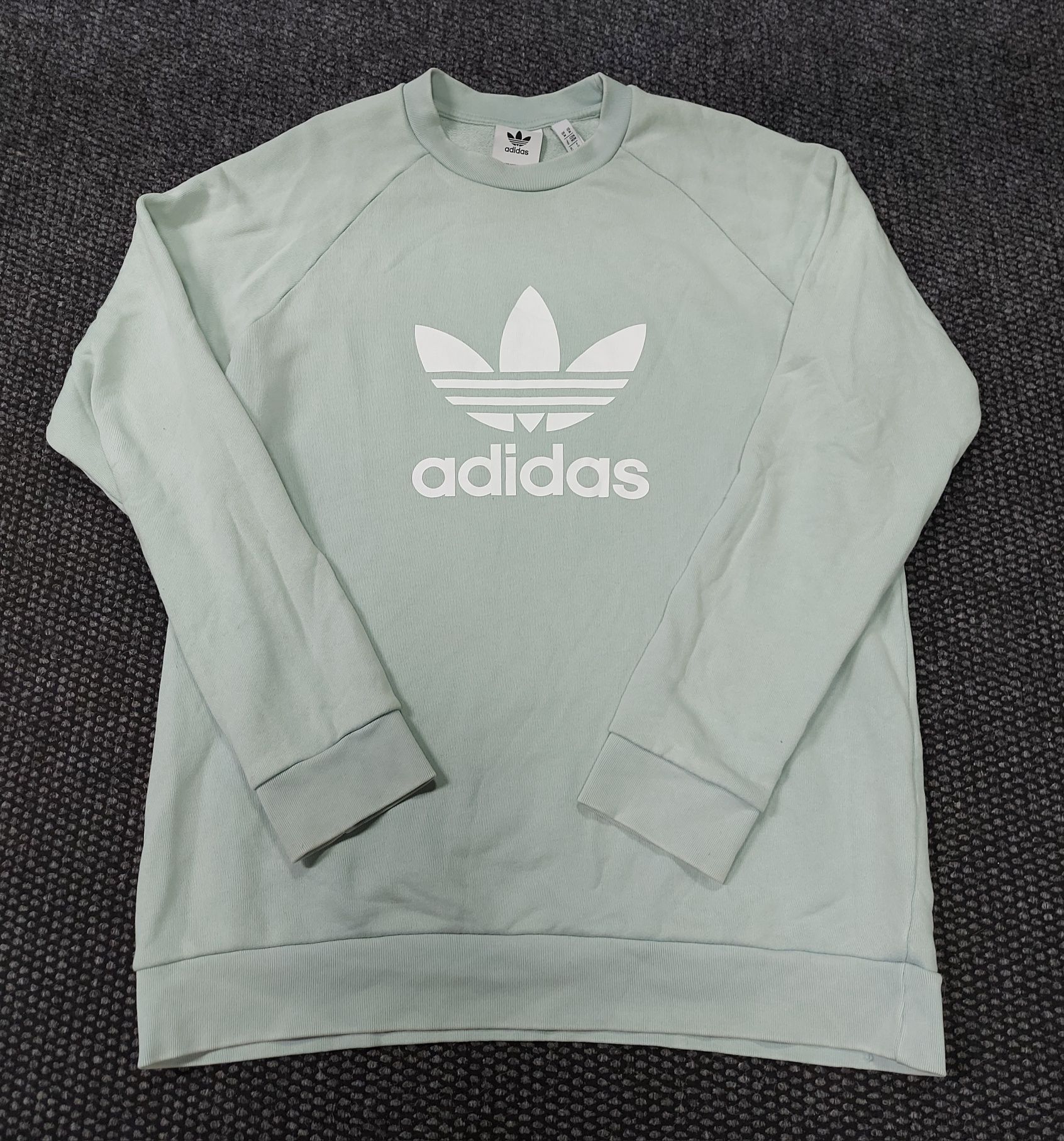 Adidas суичър M размер mint