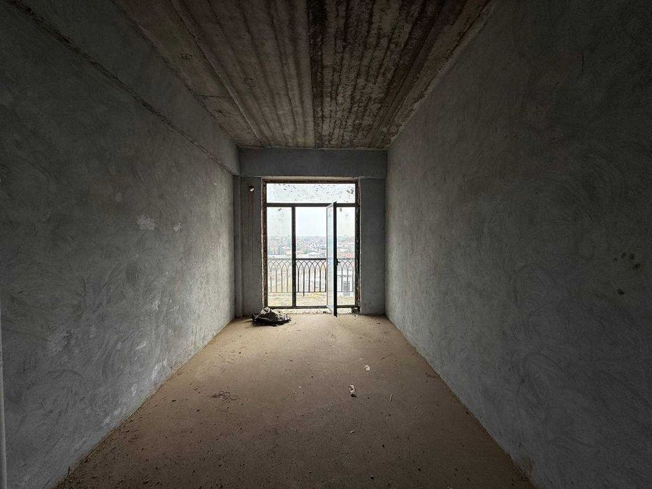 ПРОДАЁТСЯ 2х комнатная квартира в состоянии коробки в центре города