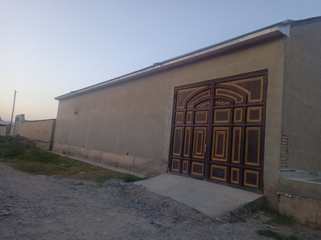 Hovli sotiladi.       .