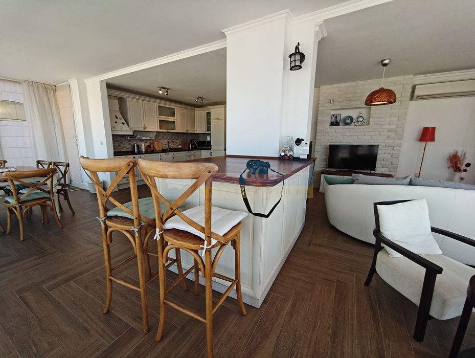 Висококатегорийно жилище с панорамна гледка към морето ви очаква!