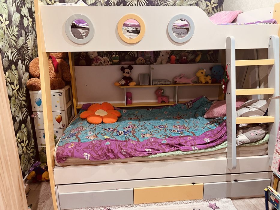 Трехярусная кровать