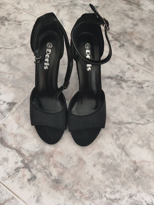 Дамски черни сандали на ток.