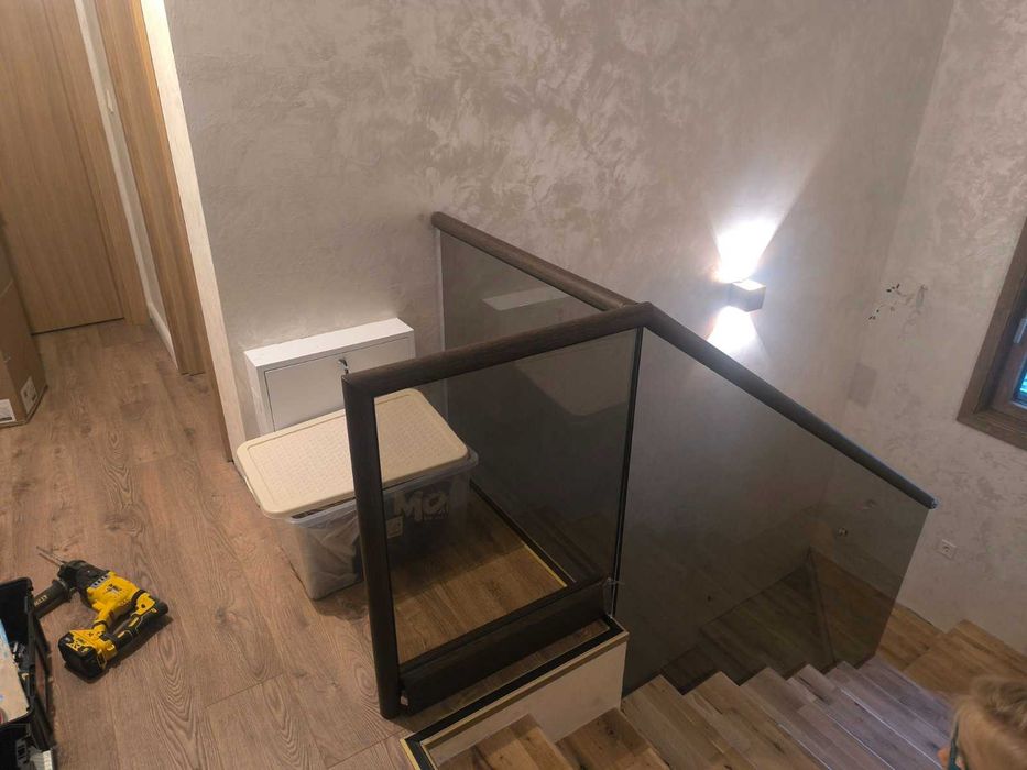 Произвеждам алуминиеви и стъклени парапети