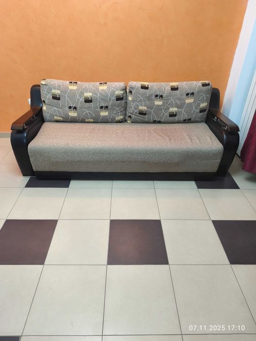 Vând canapea 400 de lei