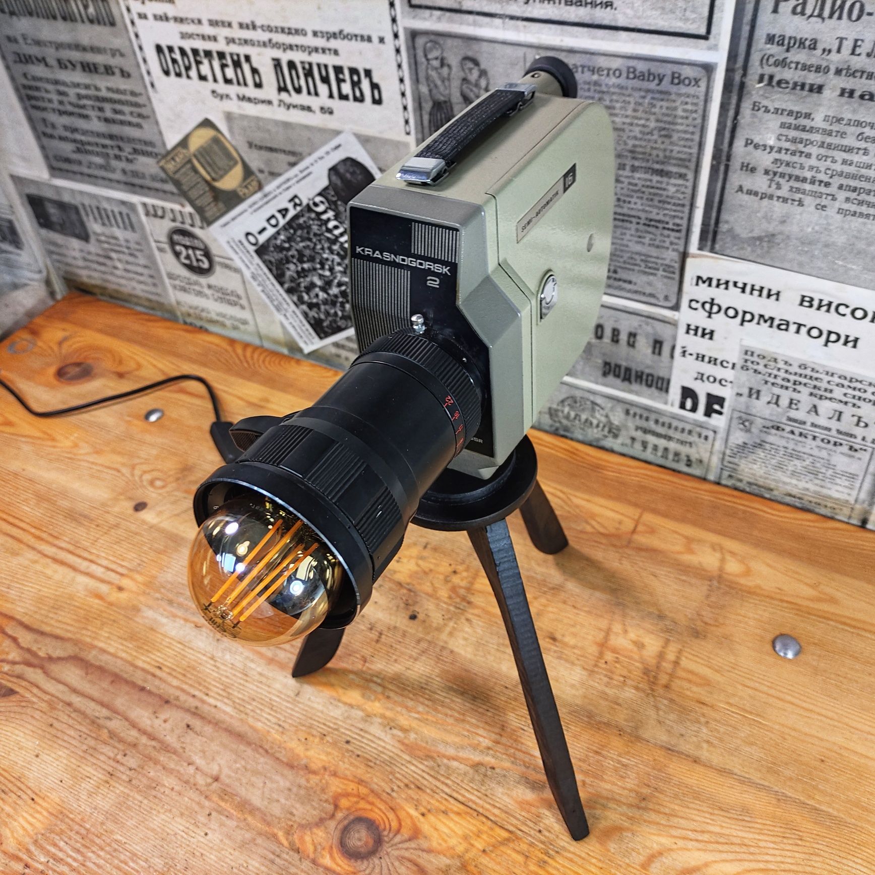 Лампион направен от стара кинокамера