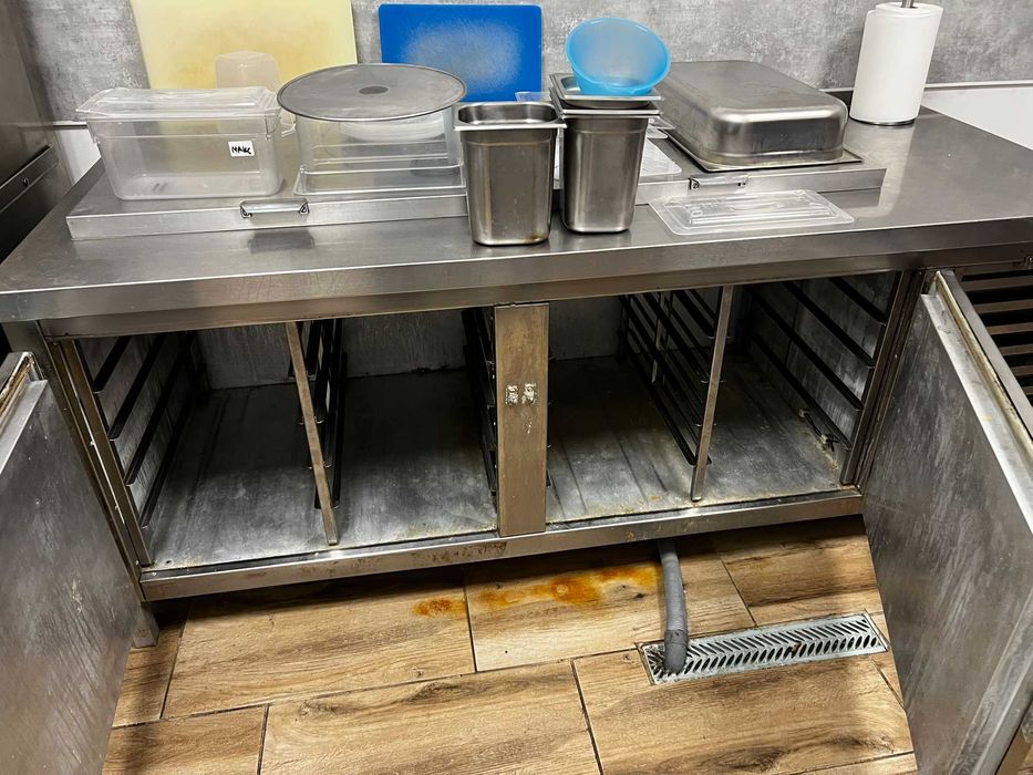 Хладилна маса с 2 крила - с релси за гастронорми