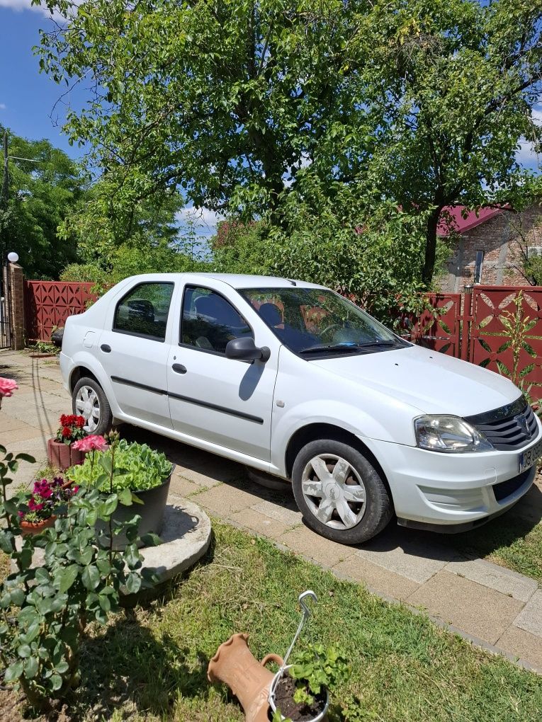 Vând Dacia Logan