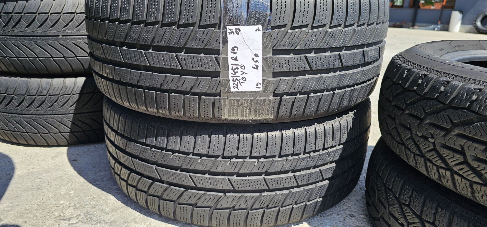 225 45 R 19 Toyo iarna