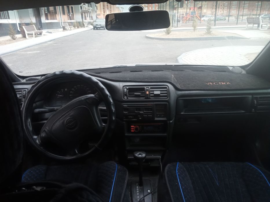 Автомобиль Опель вектра 1994г автомат объем 1.8 срочно