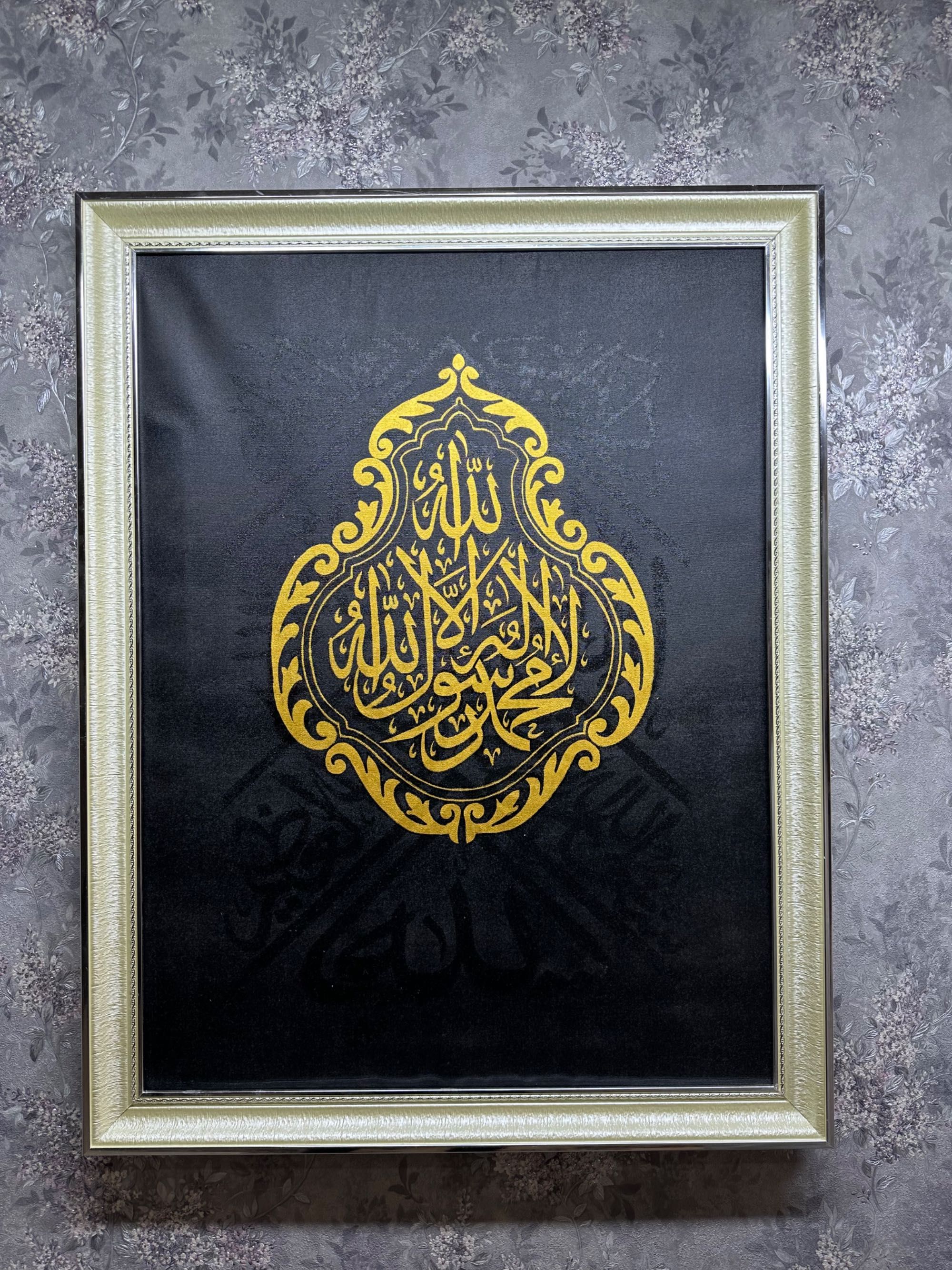 Продаётся багетная рамка с арабской каллиграфией на холсте (700×900 см