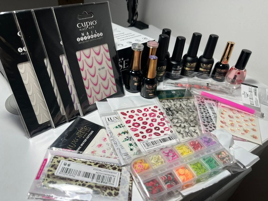 Vând set complet pentru realizarea manichiurii cu gel
