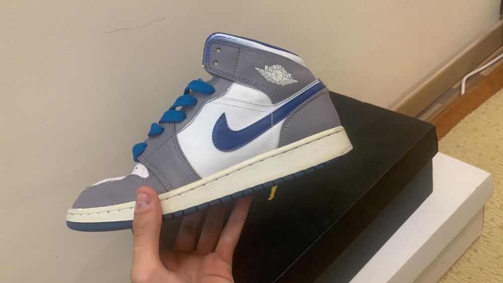 Vand jordan 1 , sunt destul de purtati , perchea e originala