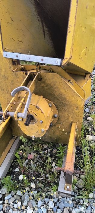 Tocător crengi/ lemne după tractor