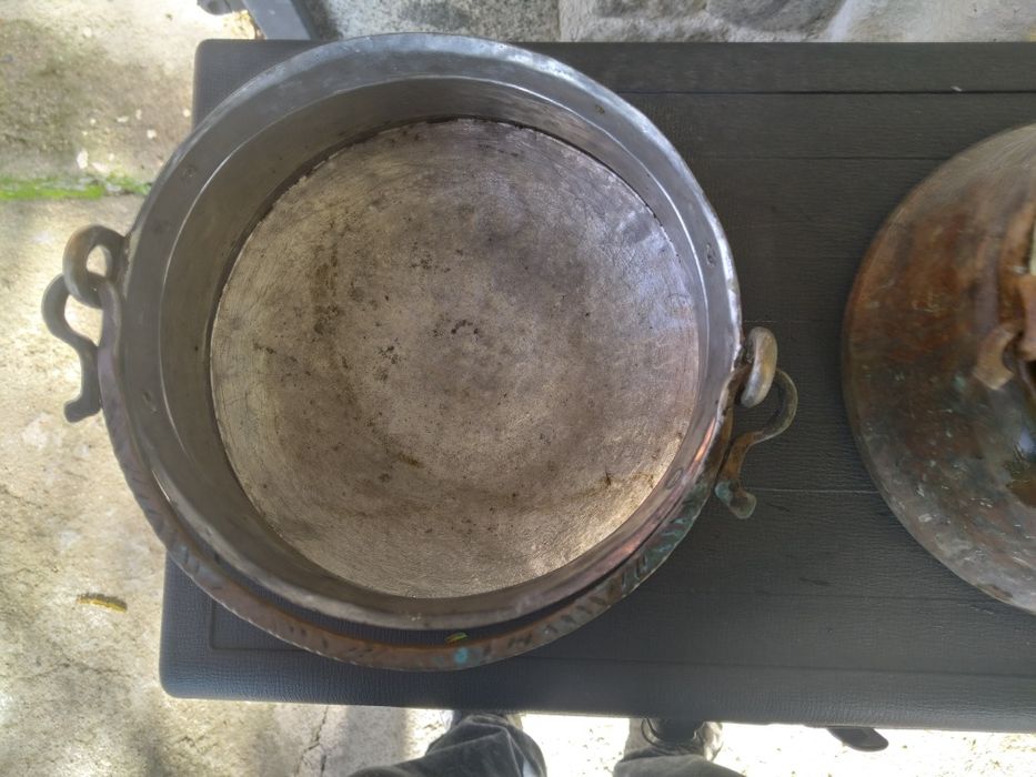 Продавам две идентични менчета много стари калайдисани за кобилица