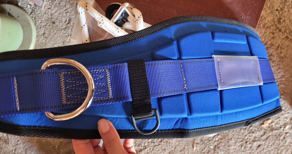 Casca protecție și centura de poziționare constructii