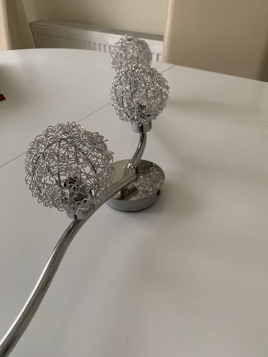 Lustra tavan eleganta