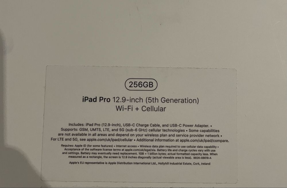 iPad Pro 12.9-inch (5th Generation) Wi-Fi+Cellular and Keyboard