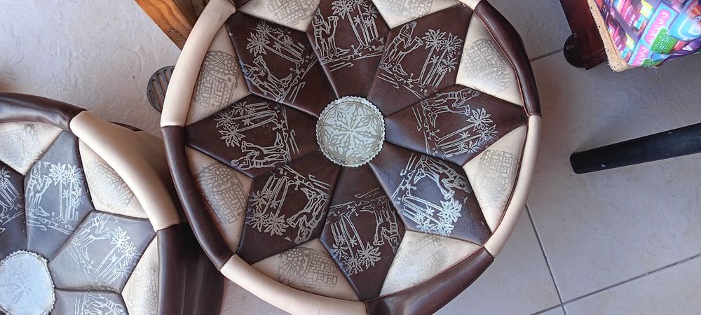 Пуфове от изкуствена кожа.