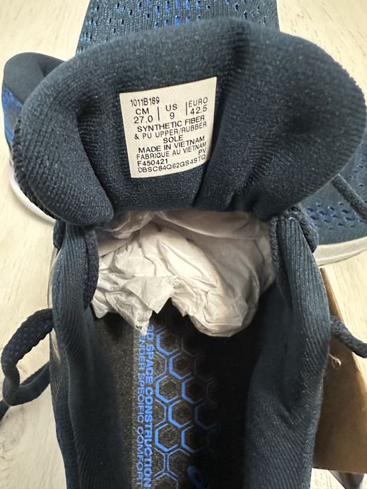 Vând adidași Asics