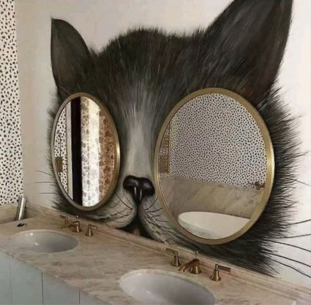 Зеркало в глянцевом обрамлении