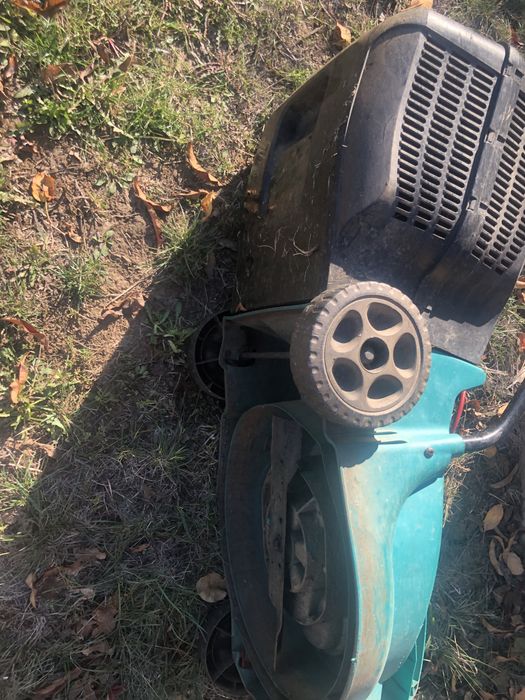 Maina de taiat iarba defecta Bosch Rotak 3200