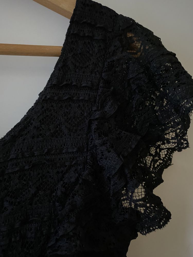 Черна дантелена къса рокля