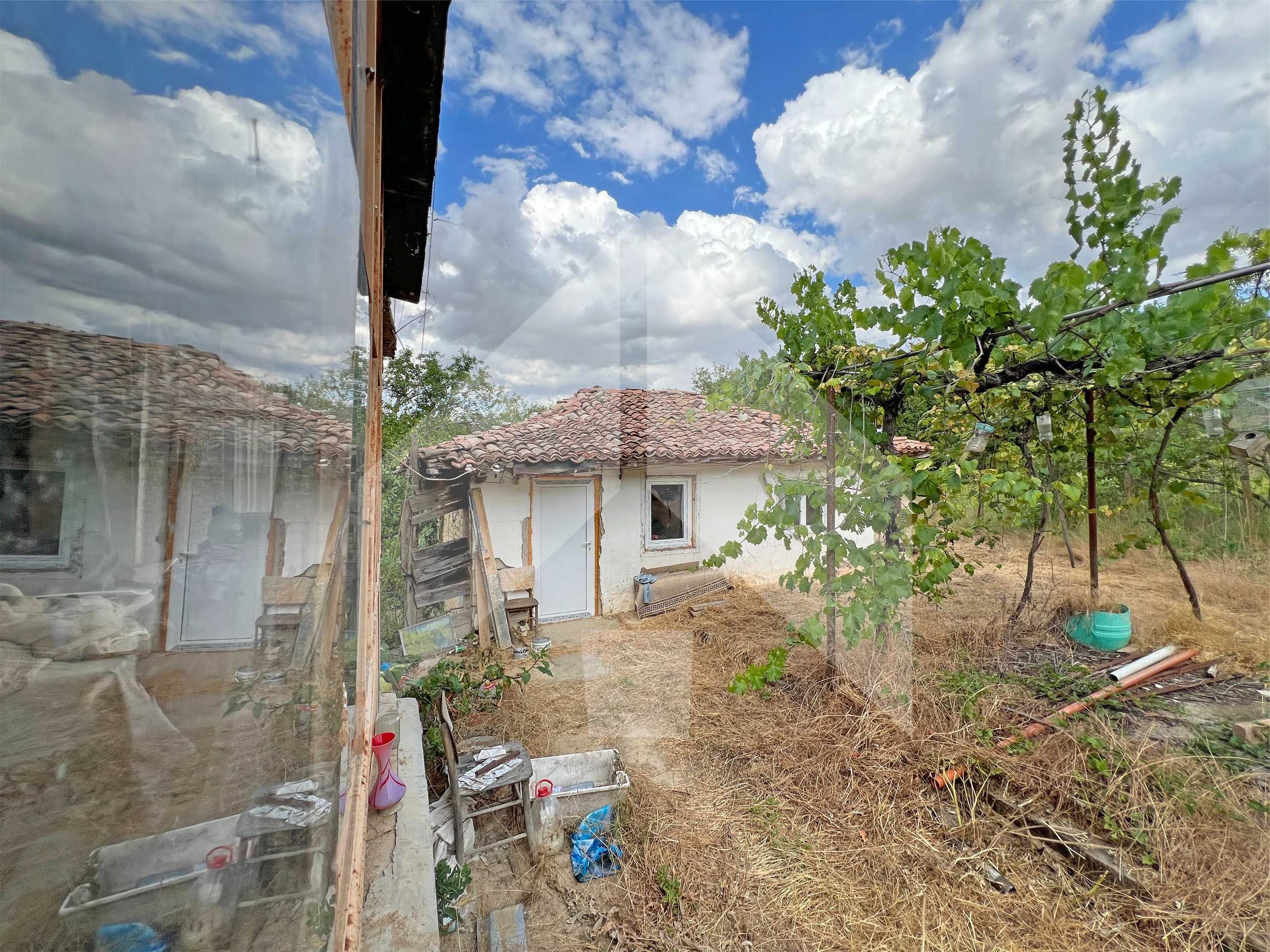 Продава имот 2 ДКА с две къщи в с. Писарево, общ. Н. пазар, обл. Шумен