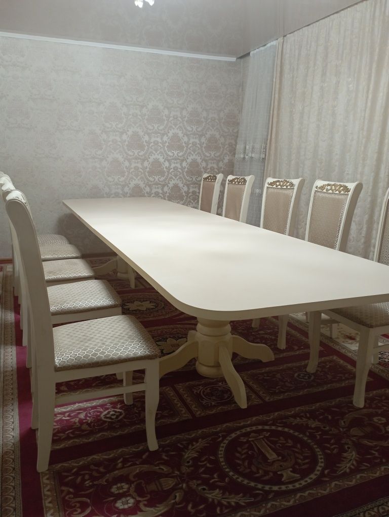 Стол и стулья для гостиной