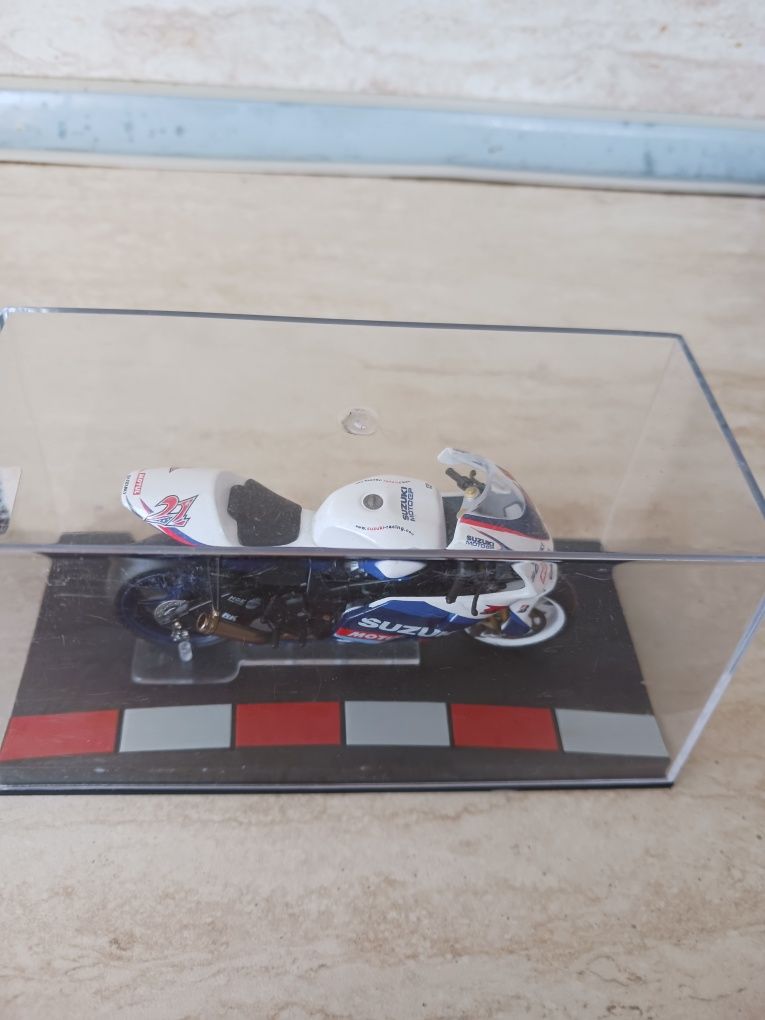 Модели на мотори Honda I Susuki 1/24