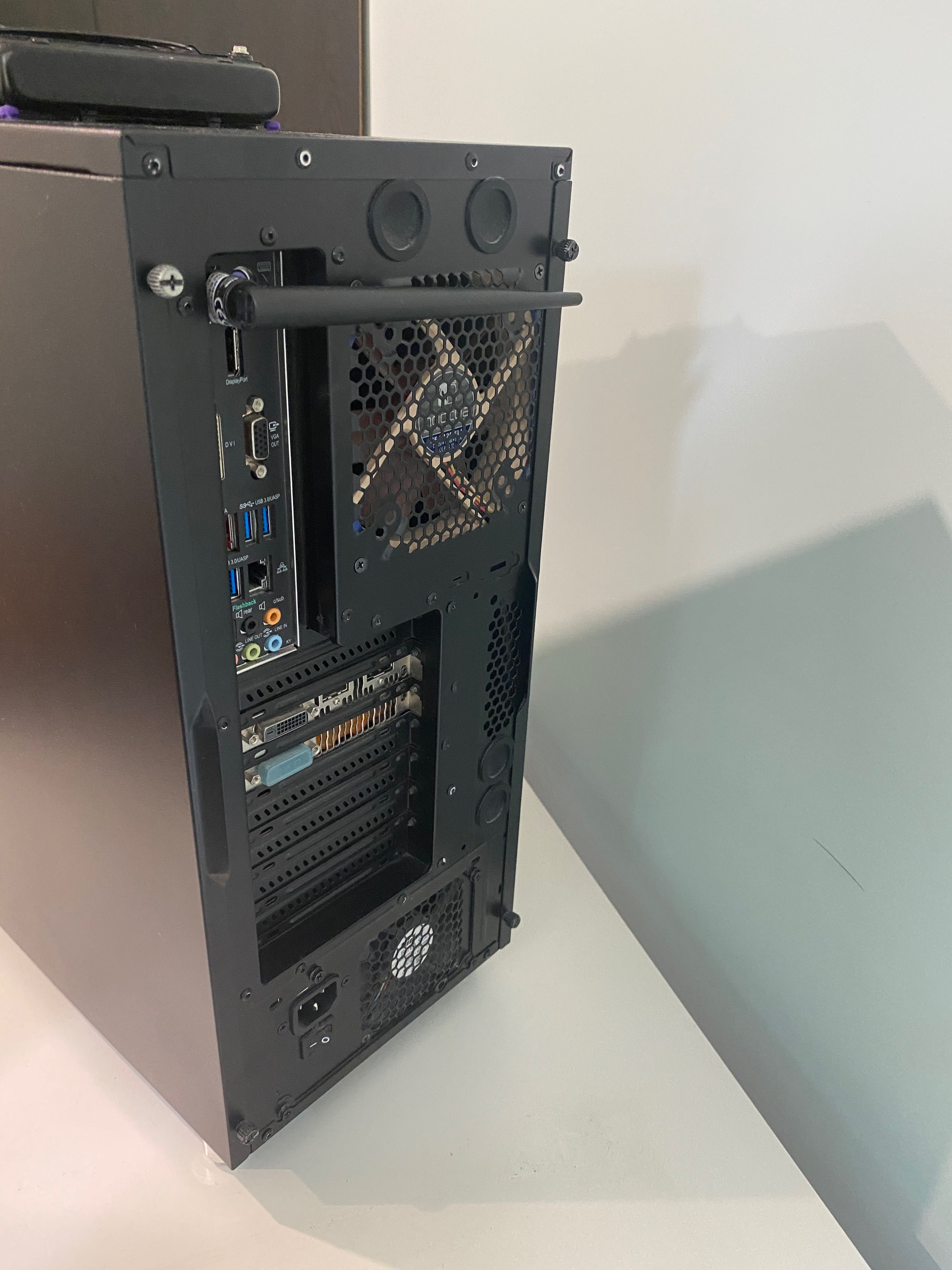 Компютър за лек гейминг и CAD