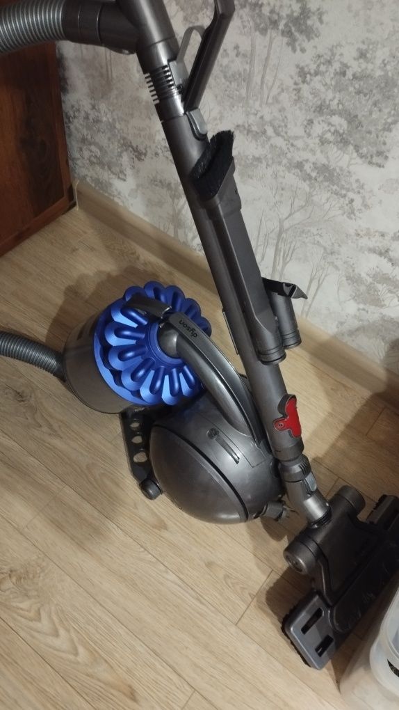 Dyson dc37 пылесос