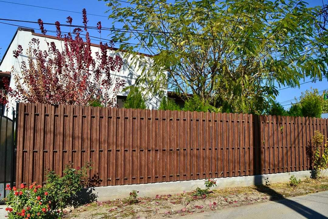 Garduri din sipca metalica si porti de diferite modele si dimensiuni
