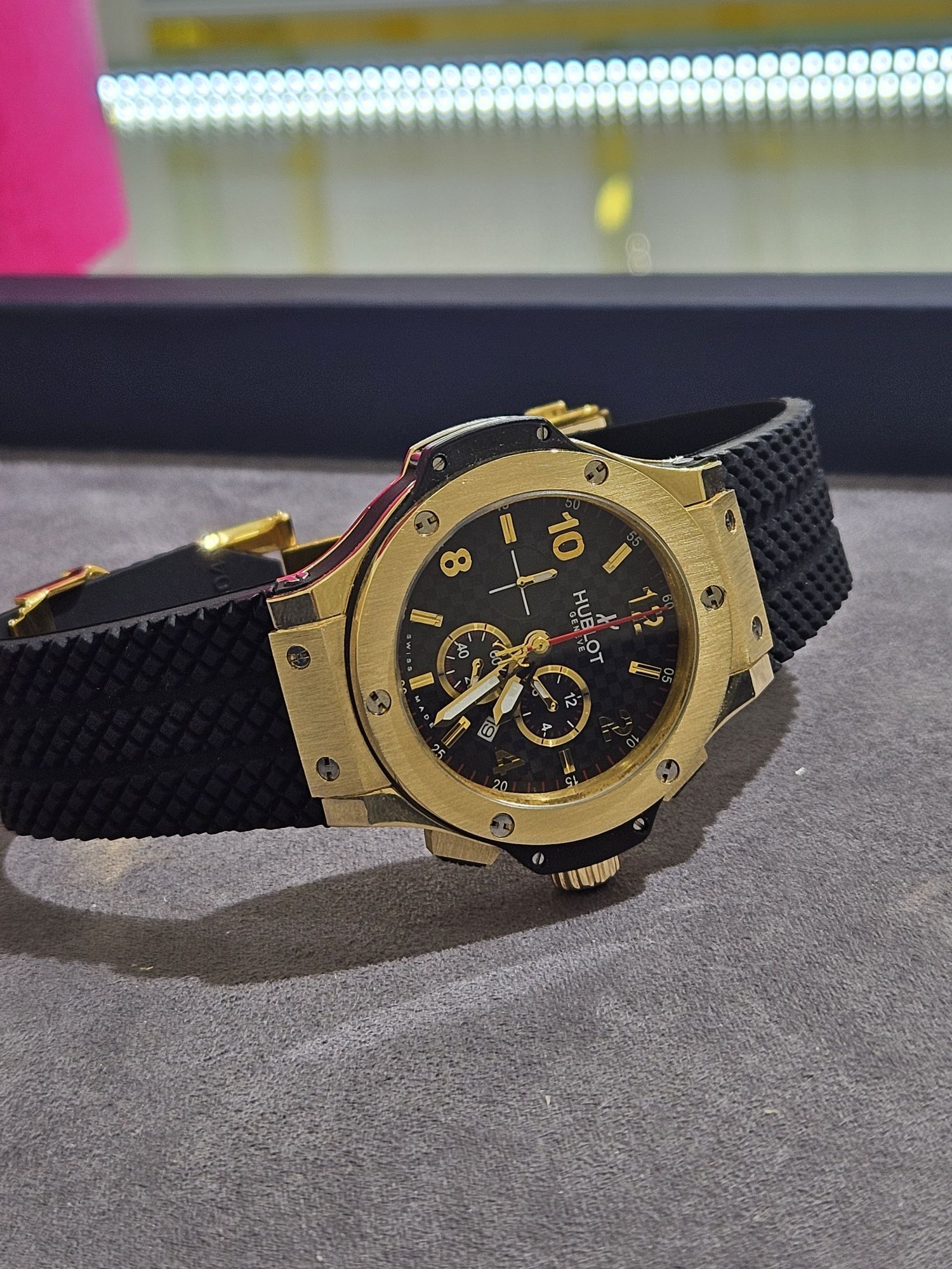 Продам золотые часы Хублот, для спортивных и брутальных мужчин.