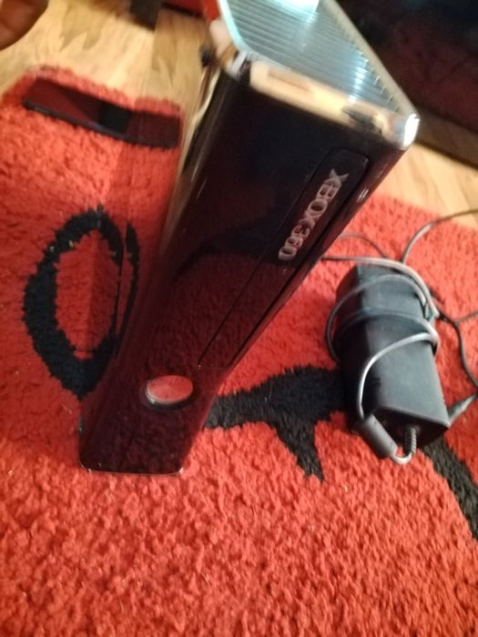 Vând Xbox 360 și două telefoane de piese