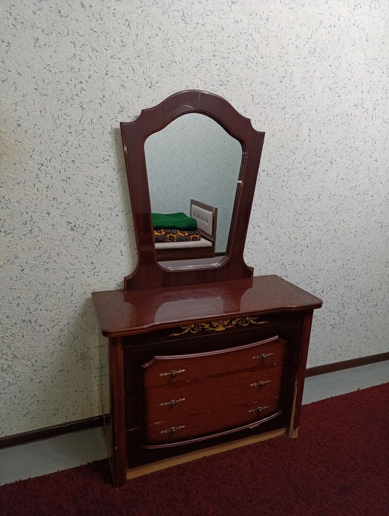 Продается трюмо,с большим зеркалом.