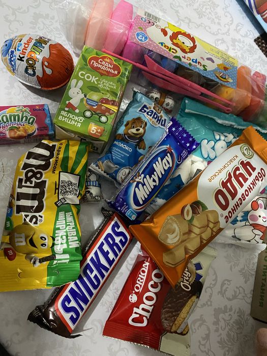 Сладкие подарки детям на новый год. Сладости в коробке