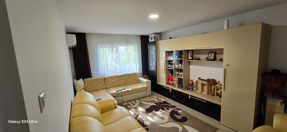 Vând Apartament  3 camere