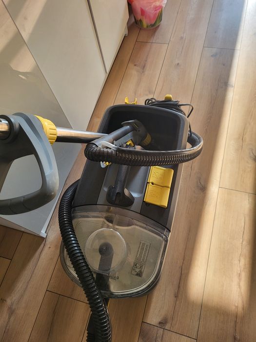 Продам моющий пылесос Karcher для химчистки