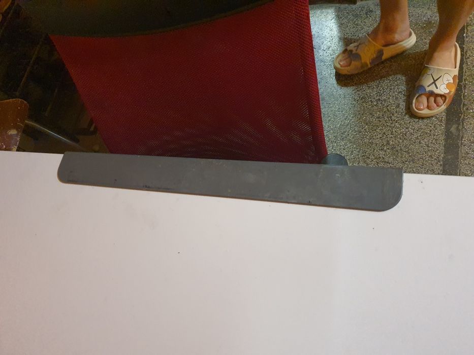 Метално бюро с дървен плот купено от Лидъл за 250лв. + Стол.