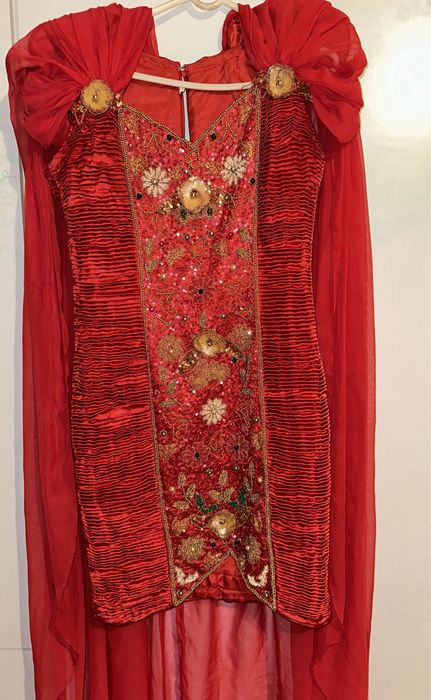 Rochie de seară scurtă cu trenă din spate