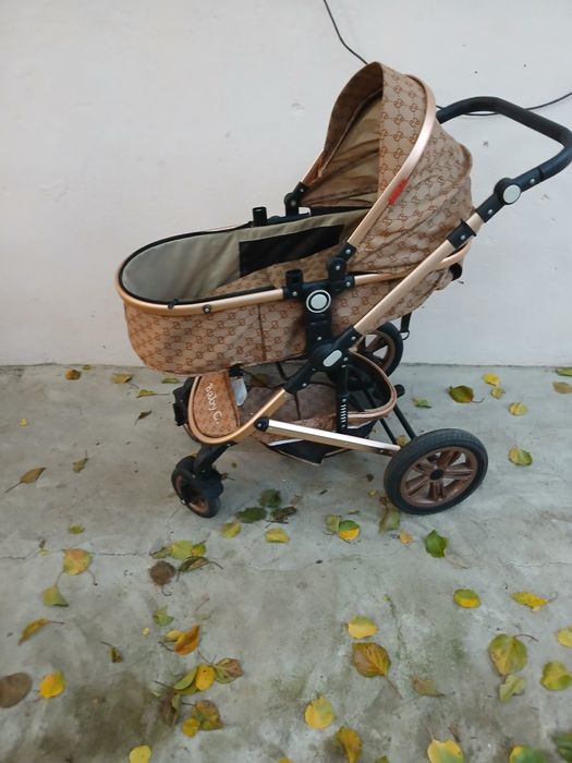 Vand căruț de copil