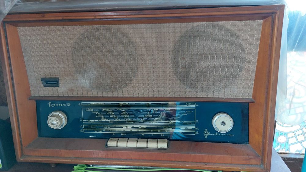 Radio vintage din lemn cu lampi